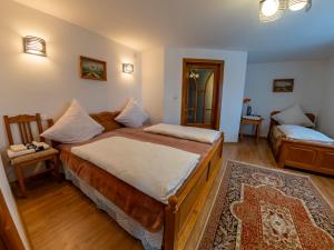 a bedroom with a large bed and a mirror at Pensiunea Agroturistica Stefan Viorica in Moldoviţa