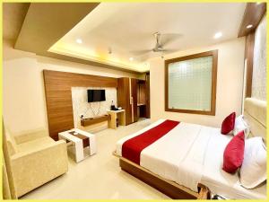 TV/trung tâm giải trí tại LUXURY SEA VIEW from rooftop HOTEL K PALACE ! PURI near Swargadwar - Golden Beach - Jagannath Temple - Restaurant - Parking - Fully Air Conditioning Rooms - BEST HOTEL IN PURI