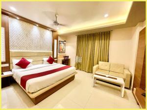 Giường trong phòng chung tại LUXURY SEA VIEW from rooftop HOTEL K PALACE ! PURI near Swargadwar - Golden Beach - Jagannath Temple - Restaurant - Parking - Fully Air Conditioning Rooms - BEST HOTEL IN PURI +4 ảnh