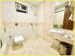 Phòng tắm tại LUXURY SEA VIEW from rooftop HOTEL K PALACE ! PURI near Swargadwar - Golden Beach - Jagannath Temple - Restaurant - Parking - Fully Air Conditioning Rooms - BEST HOTEL IN PURI