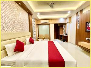 Giường trong phòng chung tại LUXURY SEA VIEW from rooftop HOTEL K PALACE ! PURI near Swargadwar - Golden Beach - Jagannath Temple - Restaurant - Parking - Fully Air Conditioning Rooms - BEST HOTEL IN PURI