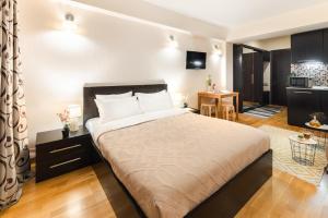 Un dormitorio con una cama y una sala de estar. en New Gudauri apartments by ProGudauri, en Gudauri