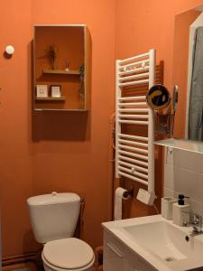 DoullensにあるLove Roomの白いトイレと洗面台のあるバスルーム