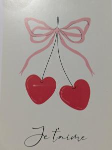 DoullensにあるLove Roomのリボンから垂れ下がった2つのハートと「拷問」という言葉