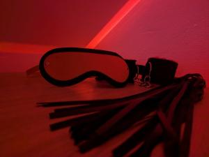 DoullensにあるLove Roomの部屋のテーブルに座るグラス一組 +10枚の写真