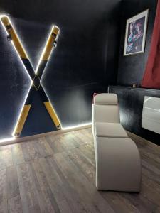 DoullensにあるLove Roomの白い椅子と壁が備わる部屋