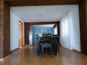 a dining room with a table and some chairs at El otro cielo Playamonte in Navarrés