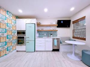Una cocina o kitchenette en Sea Gem One bed one bath charmer steps to beach