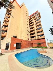 Bazén v ubytování Cómodo apartamento en Lechería con vista al mar nebo v jeho okolí