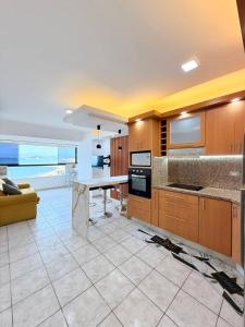 Kuchyň nebo kuchyňský kout v ubytování Cómodo apartamento en Lechería con vista al mar