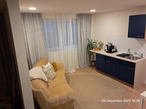 Wolfs Studio في بلومبيرج: غرفة معيشة مع كرسي ومطبخ