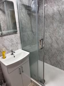 Koupelna v ubytování Stylish Modern Gatwick Studio, Free Parking, Free WiFi