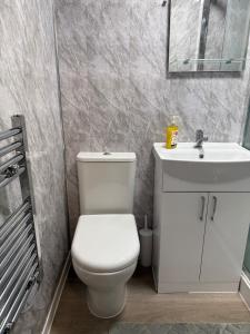 Koupelna v ubytování Stylish Modern Gatwick Studio, Free Parking, Free WiFi