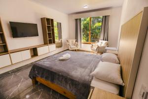 Телевизор и/или развлекательный центр в Complejo Ysyry Cabañas Eldorado Misiones