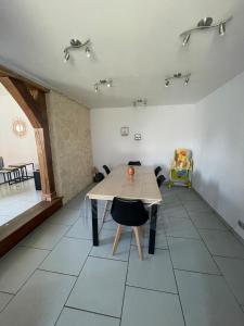 Un comedor con mesa y sillas en La petite maison des bleuets, en Romorantin-Lanthenay