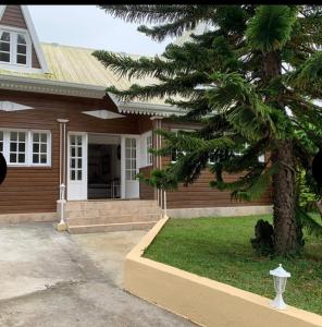 Tòa nhà nơi biệt thự tọa lạc