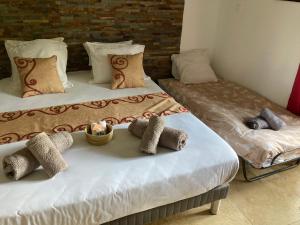 Giường trong phòng chung tại L oasis des cimes