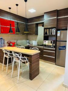 HohenauにあるCasa Hohenau, Colonias Unidasのテーブルと椅子と冷蔵庫のあるキッチン +4枚の写真