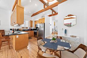 eine Küche und ein Esszimmer mit Tisch und Stühlen in der Unterkunft Laguna Beach Coastal Cottage in Laguna Beach