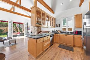 eine Küche mit Holzschränken und Holzböden in der Unterkunft Laguna Beach Coastal Cottage in Laguna Beach + 33 Fotos