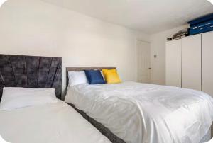 Postel nebo postele na pokoji v ubytování Tastefully Finished 2 Bedroom holiday & Short let cottage in Greater Manchester