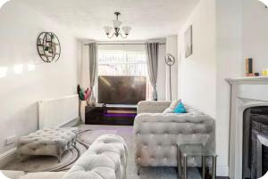 Posezení v ubytování Tastefully Finished 2 Bedroom holiday & Short let cottage in Greater Manchester