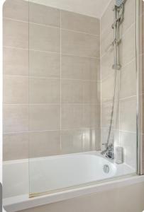 Koupelna v ubytování Tastefully Finished 2 Bedroom holiday & Short let cottage in Greater Manchester