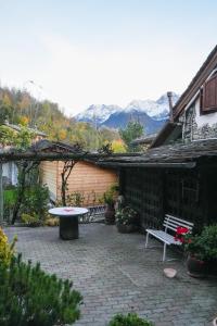 un patio con panchina e tavolo di fronte a un edificio di Roisan Apartment a Castello