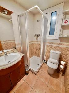 a bathroom with a shower and a toilet and a sink at Apartamento Sant Josep in Canet de Mar