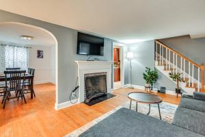 Χώρος καθιστικού στο 1 Mi to Connecticut River Home with Large Backyard