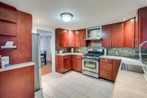 Η κουζίνα ή μικρή κουζίνα στο 1 Mi to Connecticut River Home with Large Backyard