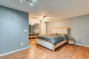 Ένα ή περισσότερα κρεβάτια σε δωμάτιο στο 1 Mi to Connecticut River Home with Large Backyard