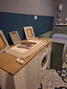 een badkamer met een wasmachine en een wasmachine bij Palazzo Rubina - Dimora mediterranea & SPA in Torre del Greco