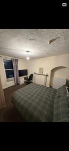 Postel nebo postele na pokoji v ubytování Private double bedroom 1 min town centre