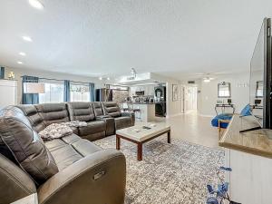 un salon avec un canapé et une table dans l'établissement Waves 1, à St. Pete Beach