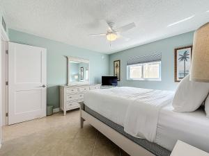 une chambre avec un lit et un ventilateur de plafond dans l'établissement Waves 1, à St. Pete Beach 80 autres photos