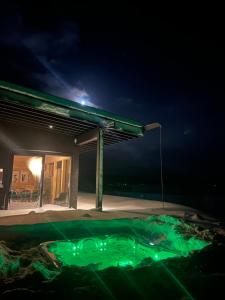 een zwembad 's nachts met een gebouw bij Luxury Arctic Cabin in Øverbygd