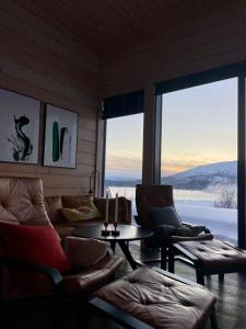 een woonkamer met een bank en een tafel bij Luxury Arctic Cabin in Øverbygd +16 foto's
