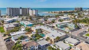 - une vue aérienne sur une ville avec des bâtiments et l'océan dans l'établissement Waves 1, à St. Pete Beach
