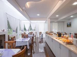 a restaurant with a long counter with food on it at Pousada Perfume de Canela in Canela
