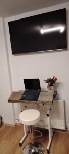 Ferienwohnung Apartment Fewo Alojamiento Casa Demy في بابينهاوزن: مكتب وبه جهاز كمبيوتر محمول فوقه