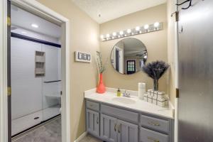 Et badeværelse på Tulsa Area Home with Fenced Yard Pets Welcome! + 27 billeder