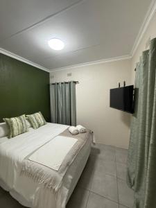 Μια τηλεόραση ή/και κέντρο ψυχαγωγίας στο Tambo Touchdown Suites