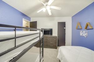 En eller flere senge i et værelse på Tulsa Area Home with Fenced Yard Pets Welcome!