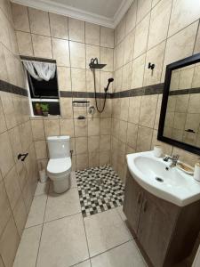 Ένα μπάνιο στο Tambo Touchdown Suites +10 φωτογραφίες