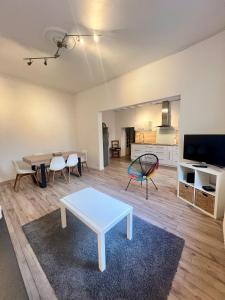 Телевизор и/или развлекательный центр в Maison 6 couchages proche TRAM D