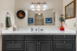 ein Badezimmer mit Waschbecken und Spiegel in der Unterkunft Fantastic Beach View! Oregon Escape with Game Room in Seaside + 36 Fotos