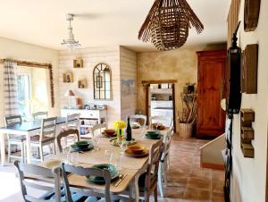 eine Küche und ein Esszimmer mit Tisch und Stühlen in der Unterkunft Kêr Neizh Breizh - Gîtes de Charme - Le Petit Châtelier in Saint-Samson-sur-Rance