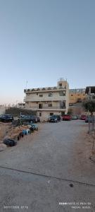 Petra Magic Guest House في وادي موسى: موقف امام مبنى