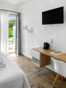 TV a/nebo společenská místnost v ubytování Panormos Beach Hotel Skopelos